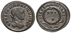 RÖMER, KAISERZEIT Constantinus II. als Caesar (317-337), Follis 321, Arles. Av.: CONSTANTINVS IVN NOB C, belorbeerter Kopf nach rechts. Rv.: CAESARVM NOSTRORVM // Q (Halbmond) A, im Lorbeerkranz VOT•V