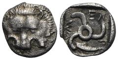 GRIECHEN, LYCIA. Lykische Dynasten, Mithrapata 390-370 v. Chr., Diobol, Pella? Av.: Frontaler Löwenskalp. Rv.: M-EX-P, Triskeles in vertieftem Quadrat, Beizeichen Delfin. 1,38 g. SNG Aul.: 4241; Musel