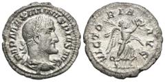 RÖMER, KAISERZEIT. Maximinus I. Thrax 235-238, Denar 235-236, Rom. Av.: IMP MAXIMINVS PIVS AVG, belorbeerte, drapierte und gepanzerte Büste nach rechts. Rv.: VICTORIA AVG, Victoria mit Palmzweig und K
