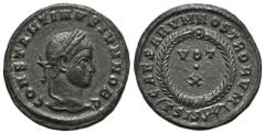 RÖMER, KAISERZEIT. Constantinus II. als Caesar 317-337, Follis 324, Siscia. Av.: CONSTANTINVS IVN NOB C, belorbeerter Kopf nach rechts. Rv.: CAESARVM NOSTRORVM // ΓSIS✱, im Lorbeerkranz VOT•X. 3,19 g.