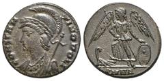 RÖMER, KAISERZEIT Constantinus I. 306-337, Follis 330-335, Nikomedia. Av.: CONSTAN-TINOPOLIS, drapierte Büste der Constantinopolis mit Helm und Zepter nach links. Rv.: SMNA, Victoria mit Speer und Sch