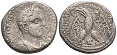 RÖMER, PROVINZIALPRÄGUNGEN, SYRIA Emesa, Macrinus 217-218, Tetradrachme 217-218. Av.: VVT K M ΟΠ C-E MAKIIOC CE, gepanzerte und belorbeerte Büste mit Paludament nach rechts. Rv: ΔΗΜΑΡX ЄΞ ΥΠΑΤΟC ΠΠ, A