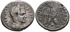 RÖMER, PROVINZIALPRÄGUNGEN, SYRIA Laodicea ad Mare, Macrinus 217-218, Tetradrachme 217-218. Av.: AVT K M OΠ CЄ MAKPЄINOC C, drapierte, gepanzerte und belorbeerte Büste nach rechts. Rv.: ΔHMAPX ЄΞ VΠAT