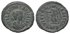 RÖMER, KAISERZEIT. Valentinianus II. 375-392, Æ 384-387, Siscia. Av.: D N VALENTINIANVS P F AVG, gepanzerte und drapierte Büste mit Perlendiadem nach rechts. Rv.: VICTOR-IA AVGGG // ASIS, Victoria nac