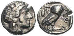 GRIECHEN, ATTICA. Athen, Tetradrachme 454-404 v. Chr. Av.: Kopf der Athena mit attischem Helm und Lorbeerkranz nach rechts. Rv.: AΘE, Eule nach rechts stehend, dahinter Olivenzweig mit Frucht und Halb