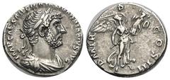 RÖMER, KAISERZEIT. Hadrianus 117-138, Denar 119-123, Rom. Av.: IMP CAESAR TRAIAN HADRIANVS AVG, belorbeerte Büste mit drapierter linker Schulter nach rechts. Rv.: P M TR P COS III, Victoria fliegt mit
