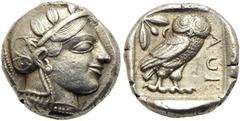 GRIECHISCHE MÜNZEN ATTIKA Athen Tetradrachme ca. 440-430 v. Chr. Av.: Archaischer Kopf der Athena nach rechts, auf ihrem Helm drei Olivenblätter und ein Planzentrieb. Rv.: ATHE, im Quadratum Incusum E
