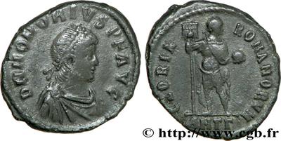 Decargiro de . GLORIA ROMANORVM. Emperador a dcha. con lábaro.