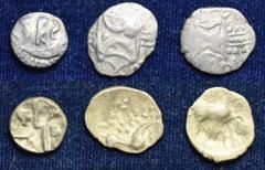 CELTIC. Britain. Lot of 3 coins: IIIrd-Ist century BC. ¼ stater EL (ABC 2208); Icenia. Quinarius (2 ex., 1.14g., 1.06 g., Arsdell 730-1,752). Total (3). EL, AR (2). G to VF+ From the P. J. H. D. colle