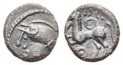 Antike Münzen Antike Kelten Haeduer, AR-Quinar (1,74 g), 100-50 v. Chr, "Helmkopf-Quinar": Klasse II mit stilisiertem Bildnis. Avers: Behelmter Kopf nach links; Auge, Nase und Mund sind durch übereina