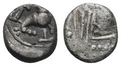 Antike Münzen Antike Kelten Lingeonen, Quinar (1,74 g) vom Typ Kaletedoy, 120-50 v. Chr. Av.: Stilisierte behelemte Roma nach links. Rev.: Springendes Pferd nach links. Castellin 679var., ss.