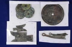 Collections and estates Nachlässe Kleiner alter Nachlass mit ein paar antiken Münzen und Goldmedaillen im Karton. Darunter auch einige chinesische Münzen (vermutlich moderne Imitationen) sowie ein säc