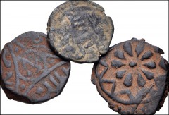 ISLAMIC. Miscellaneous. Lot of three (3) Æ Fulus. Includes: Umayyad (2) // Mamluk. Fine to VF. LOT SOLD AS IS, NO RETURNS. Three (3) coins in lot.