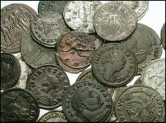 MIXED LOT . Lot of twenty-five Antoniniani and later Æ. Coins range from Valerian I to Jovian. Many are later Antoniniani and early Tetrarchic folles, but lot also includes several Constantine I and F