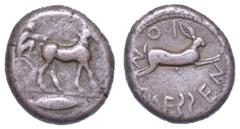 MONETE GRECHE SICILIA - MESSANA., Tetradracma, anni 488-461 a. C. Biga di muli condotta a d. dall'auriga con in mano le redini e il kentron; in esergo, foglia di alloro. R/ Lepre che salta a d. Caltab
