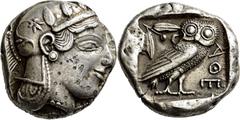 GRIECHISCHE MÜNZEN Attika Athen Tetradrachme 460/455 v. Chr. Kopf der Athena mit attischem Helm und Scheibenohrring nach rechts, auf Helmkessel 3 Olivenblätter und unten floraler Schmuck / Eule nach r