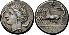 GRIECHISCHE MÜNZEN Sizilien Syrakus Unter Agathokles, 317-289 v. Chr. Tetradrachme 310/305 v. Chr. Kopf der Persephone, umgeben von 3 Delfinen, unter dem Halsabschnitt NK / Schnelle Quadriga mit Wagen