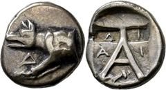 GRIECHISCHE MÜNZEN Argolis Argos Triobol 420/370 v. Chr. Wolfsprotome, davor D / A in Quadratum incusum, dessen obere Sektionen nochmals vertieft sind, in der Vertiefung D-I, im Feld A-I, unten Hahn. 