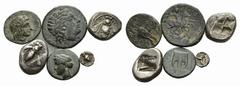 Griechische Münzen Ionien Ephesos Drachme um 500 v. Chr.; Drachme 500/480 v. Chr.; Hemiobol um 450 v. Chr.; Kolophon. Chalkous 350/330 v. Chr.; Bronze-Hemiobol und Dichalkon 330/285 v. Chr. 6 Stück Se