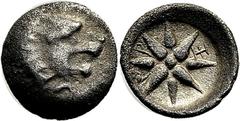 Lykien Dynast Maussollos von Karien Diobol nach 360 v. Chr., Xanthos. Löwenkopf / Achtstrahliger Stern, im Feld Legende. Babelon, Traité - Müseler VIII, 80 var. (Diobol) SNG Cop. Suppl. - 0.76 g.; Dun
