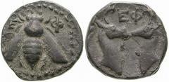 GRIECHISCHE MÜNZEN (GREEK COINS) -Ionien -Ephesos 364. Trihemiobol 387/295 v. Chr. Biene / 2 Hirschköpfe einander gegenüber. SNG v. Aulock 1835. 0.82 g. Sehr schön Schätzung (estimation): 100,-- EUR