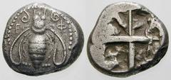 GRIECHISCHE MÜNZEN (GREEK COINS) -Ionien -Ephesos 241. Drachme um 480 v. Chr. Biene zwischen 2 Voluten / Rohes Quadratum incusum mit 4 Feldern. BMC 9. 3.45 g. Sehr selten Vorzüglich Schätzung (estimat