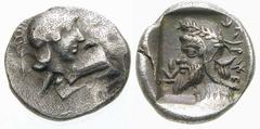 GRIECHISCHE MÜNZEN (GREEK COINS) -Lykien -Lykien 272. Dynast Kherei. Obol 440/410 v. Chr., unbestimmte Münzstätte (Xanthos?). Kopf der Athena / Kopf des Dynasten mit bekränzter persischer Kyrbasia in 