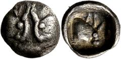 GRIECHISCHE MÜNZEN Karien Unbestimmte Münzstätte an der karischen Westküste oder am keramischen Golf Tetartemorion 5. Jhdt. v. Chr. 2 Stierköpfe einander gegenüber / Stierprotome nach rechts in Incusu