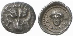 GRIECHISCHE MÜNZEN (GREEK COINS) -Lykien -Lykien 317. Dynast Mithrapata.. Diobol um 380 v. Chr., Tlos. Löwenmaske von vorn / Jugendlicher männlicher Kopf von vorn in rundem Incusum. Babelon, Traité II