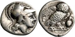 GRIECHISCHE MÜNZEN Attika Athen Pentobol 267/261 v. Chr. Kopf der Athena mit korinthischem Helm / Eule (Steinkauz) mit ausgebreiteten Flügeln, Beiz. Amphora. HGC 1636; SNG Cop. 85. 3.35 g.; Selten Seh