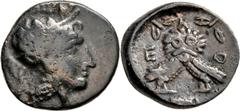 GRIECHISCHE MÜNZEN Attika Athen Kleinbronze (Dichalkon?) 340/317 v. Chr., Kopf der Athena nach rechts / Eule (Steinkauz) mit zwei Körpern frontal stehend im Olivenkranz. Kroll 41-43; HGC 1736. 2.26 g.