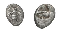 GRIECHISCHE MÜNZEN (GREEK COINS) ->Ionien ->Ephesos 4342. Drachme 510/490 v. Chr. Biene mit geschwungenen Flügeln zwischen zwei Voluten / Rohes Quadratum incusum. Karwiese S. 172, 23 (Serie VI, 1B); S