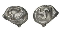 GRIECHISCHE MÜNZEN Lykien Lykien 253. Unbestimmter Dynast. Stater 480/460 v. Chr., unbestimmte Münzstätte. Geflügelte Eberprotome / Triskeles in Quadratum incusum. 8.73 g. Unpubliziert Unregelmässiger