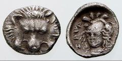 GRIECHISCHE MÜNZEN LYKIEN LAGBE (ZAGABA). No: 225 Schätzpreis/Estimation DM 450.- Hemiobol um 380 v. Chr. Löwenmaske von vorn / Kopf der Athena von vorn. Vismara -; BMC -; Babelon, Traité -; SNG v. Au