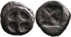 GRIECHISCHE MÜNZEN Attika Athen Obol 545/515 v. Chr., "Wappenmünze". Vierspeichiges Rad / Rohes Quadratum incusum mit 4 Feldern. Svoronos Tf. I, 60; SNG Cop. 8; HGC 1654. 0.63 g.; Feine, dunkle Patina