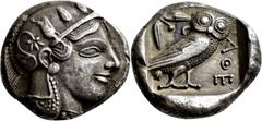 GRIECHISCHE MÜNZEN Attika Athen Tetradrachme 460/455 v. Chr. Kopf der Athene mit attischem Helm und Scheibenohrring nach rechts, auf Helmkessel 3 Olivenblätter und unten floraler Schmuck. Rev. Eule na