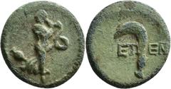 GRIECHISCHE MÜNZEN Pisidien Etenna Kleinbronze 1. Jhdt. v. Chr. Weibliche Gestalt in langem Gewand nach rechts schreitend, mit Schlange kämpfend (?), unten links Krug; Perlkreis. Rev. Sichelmesser, ET