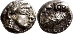 GRIECHISCHE MÜNZEN Attika Athen Obol 485/480 v. Chr. Kopf der Athena / Eule (Steinkauz), im Feld Olivenzweig. 2h. HGC 1659; Seltman, Athens, Gruppe E. 0.76 g.; 7,5 mm. Feine Tönung Selten Sehr schön K