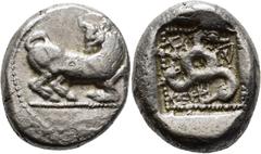 GRIECHISCHE MÜNZEN Lykien Unbestimmter Dynast Stater 480/460 v. Chr., unbest. Mzst. Rechtshin kauernder Stier, den Kopf nach hinten gewandt / Triskeles mit Schwanenköpfen in geperltem Quadratum incusu