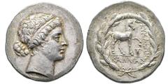 Tétradrachme, Cymé, vers 160 av. JC., AG 16.7 g. Avers : Tête de l'Amazone Cymé à droite, les cheveux ceints d'un bandeau et retenus sur la nuque en chignon bas. Revers : ΚΥΜΑIΩΝ / KAΛΛIAΣ Cheval brid