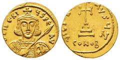 BYZANTIUM Tiberius III 698-705 Solidus, Constantinople, 668-685, AU 4.45g. Avers : D TIbERIVS PE AV Buste casqué à plume et aigrette de 3⁄4 de face portant une barbe courte, cuirassé avec lance et bou
