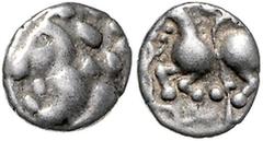 GRIECHISCHE MÜNZEN KELTEN, VINDELICI, Südliches Germanien, AR Quinar (1.Jahrh. v.Chr.) des Büschelmünzen Typus. Gruppe A. Stilisierter Kopf l. Rs.Pferd l., davor Schlange, Mitte Schlange (evtl. auch S