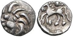 GRIECHISCHE MÜNZEN KELTEN, VINDELICI, Südliches Germanien, AR Quinar (1.Jahrh. v.Chr.) des Büschelmünzen Typus. Gruppe B. Haarwirbel mit zentralen Punkten. Rs.Pferd l., oben Punkt und Verzierung. 1,72