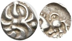 GRIECHISCHE MÜNZEN KELTEN, VINDELICI, Südliches Germanien, AR Quinar (1.Jahrh. v.Chr.) des Büschelmünzen Typ. Gruppe B. Haarwirbel mit zentralen Punkten. Rs.Pferd l., oben Punkt und Halbmond. 1,92g. s