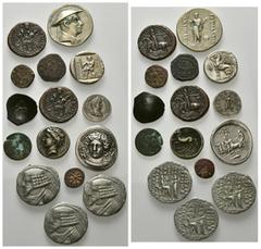 GRIECHISCHE MÜNZEN GRIECHENLAND, Lot von 13 Münzen, darin:8 moderne Immitationen (Sizilien-Syracus Tetradrachme, Quadriga l. Rs.Kopf der Arethosa halblinks; Apulien-Arpi Nomos, Persephonekopf l. Rs.Pf