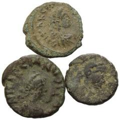 RÖMISCHES REICH, Marcian, 450-457, 2x AE Nummus CON =Konstantinopel. Diad. Büste r. Rs.Monogramm im Kranz. 1,3g und 0,9g. DAZU:Zeno, AE Nummus, Konstantinopel. Büste r. Rs.Monogramm im Kranz. 0,9g. RI