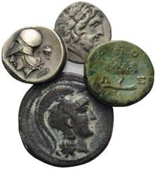 ANCIENT REPLICA GRIECHENLAND, THESSALIEN / Thessalische Liga, AR Doppelvictoriatus (196-146 v.Chr.). Kopf des Zeus r. Rs.Athena mit Speer und Schild r. (Bleilegierung). 4,13g; Korkyra, AE 23 (350-300 