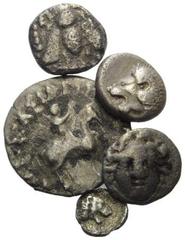 GREEK COINS KLEINASIEN, PISIDIEN / Stadt Selge, AR Obol. Kopf der Gorgo v.vorn. Rs.Kopf der Athena r. 0,65g. EPHESOS, AR Diobol. Biene. Rs.Zwei Hirschköpfe. 0,87g. MILET, AR Diobol. Löwenkopf l. Rs.St