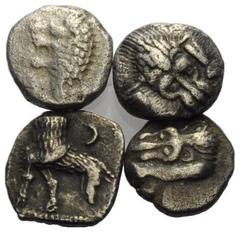 GREEK COINS KLEINASIEN, KARIEN / Stadt Mylasa, AR Hemiobol (5.Jh.v.Chr.). Löwenkopf v.vorn. Rs.Skorpion. 0,58g; 0,50g. DAZU: KARIEN, Incerti, AR Hemiobol, Löwenkopf l. Rs.Löwenskalp v.vorn. 0,49g. KIL