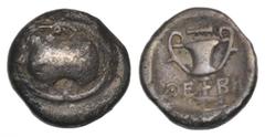 GREEK COINS GRIECHENLAND, BOEOTIEN / Stadt Thebes (Theben), AR Hemidrachme (426-395 v.Chr.). Boeotischer Schild. Rs.Kantharos zwischen OE-BH, darüber Keule. 2,33g. Sear 2385, BMC 8.76.78, s/